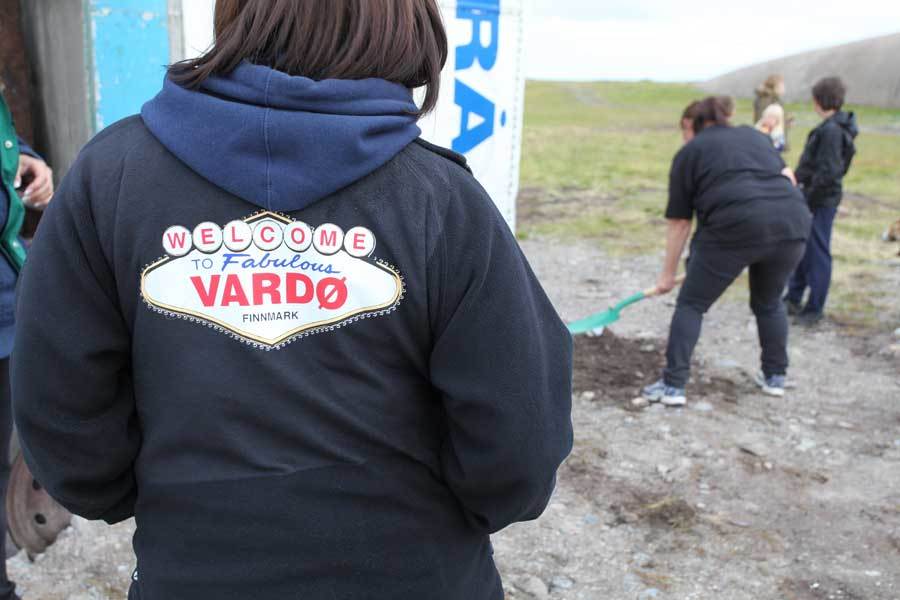 Dugnad i Vardø. Her er det flyttebussen som graves ned i et forsøk på å få stoppet fraflyttingen!