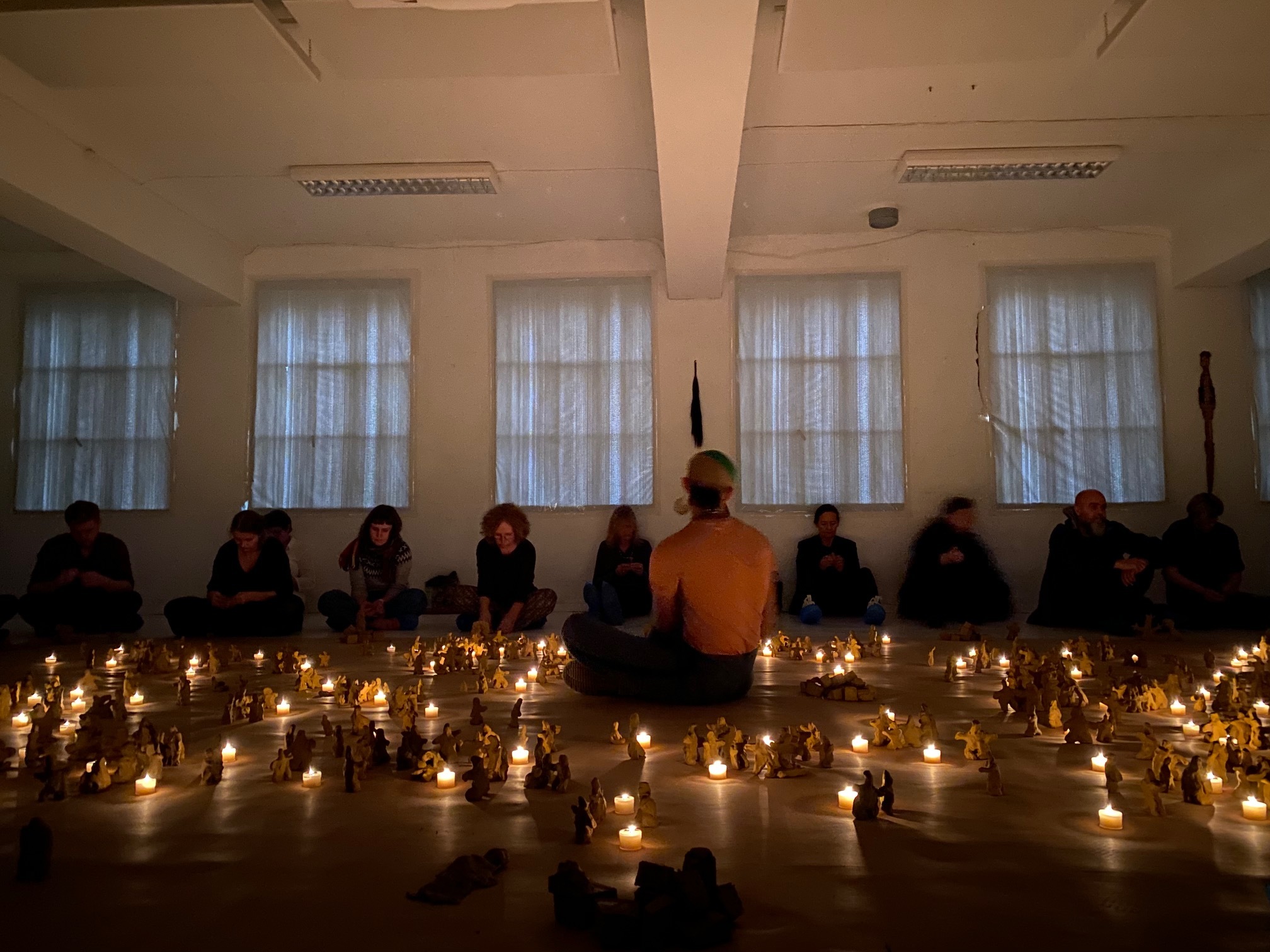 Bilde fra performance med Ahmed Umar "if you no longer have a family make your own in clay", et prosjekt som også turnerer med den kulturelle skolesekk.
