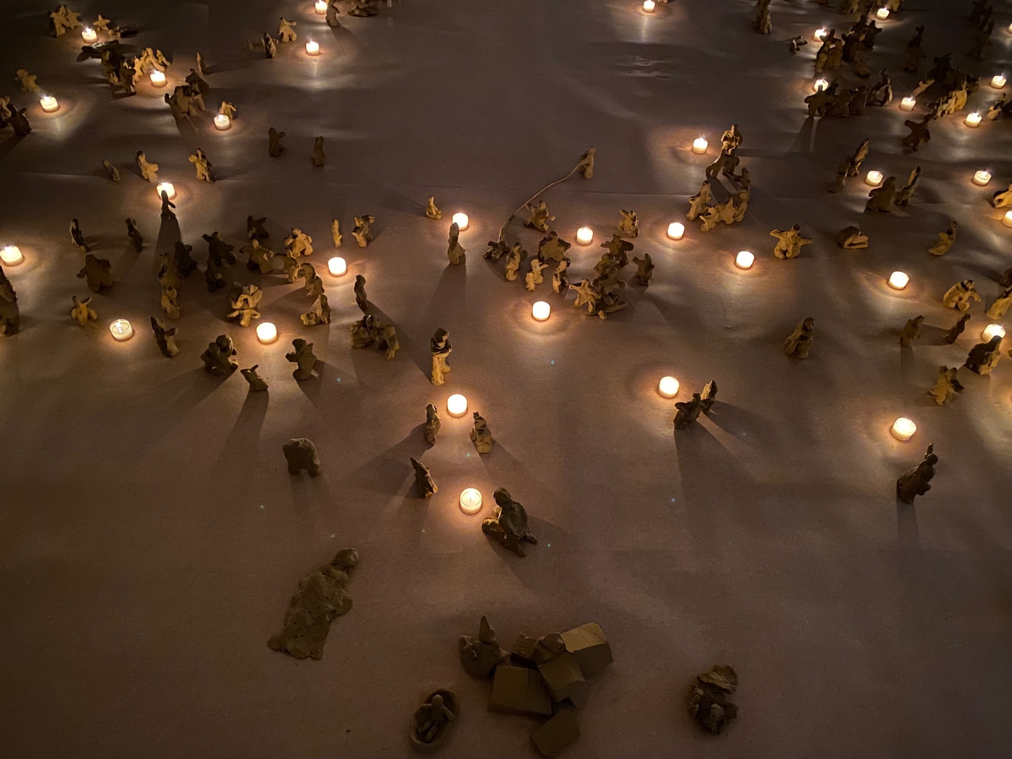 Bilde fra performance med Ahmed Umar "if you no longer have a family make your own in clay", et prosjekt som også turnerer med den kulturelle skolesekk.
