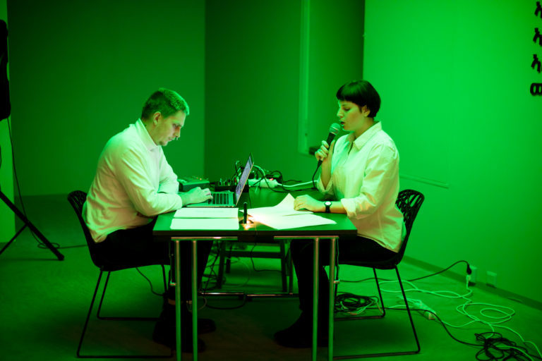 Performance av Maria Dorothea Schrattenholz med Simon Daniel Tegnander Wenzel. Foto: Nordnorsk kunstnersenter