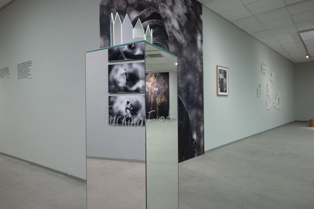 Linn Cecilie Ulvin, The queen of fucking everything, 2016, pedestol and crown made of mirror glass with text. Foto: Kjell Ove Storvik/Nordnorsk kunstnersenter