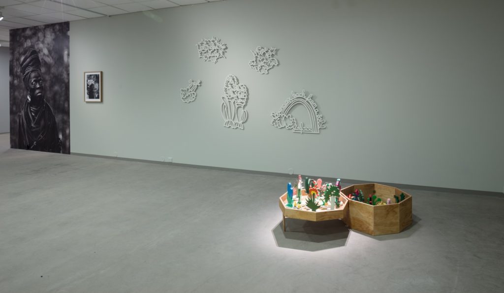 Sara Christensen: a-Zs / I never promised you a rose garden, 2016, MDF, acrylic paint, plywood, typographical letters in metal. Foto: Kjell Ove Storvik/Nordnorsk kunstnersenter