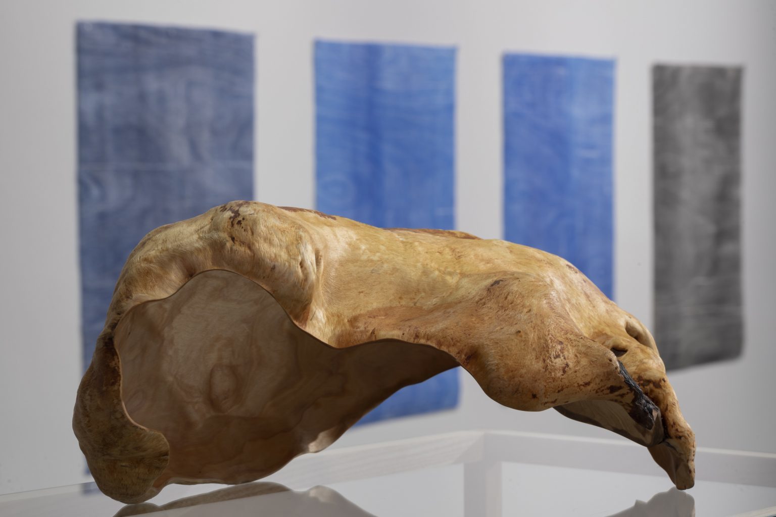 Even Bie-Larsen: Wooden object, Elisabet Alsos Strand: Strømninger (bak)